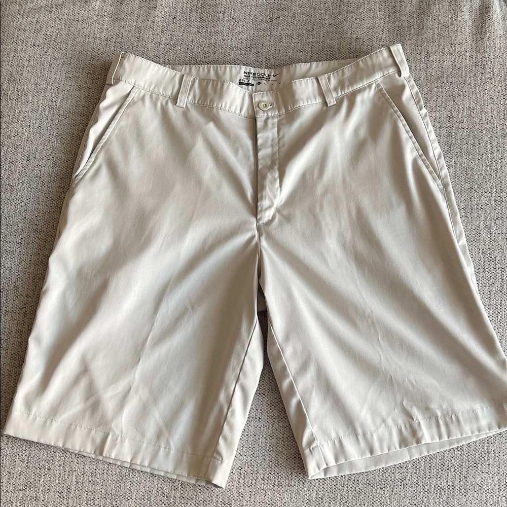 Nike Golf Men's Light Tan Flat Front Shorts size 32